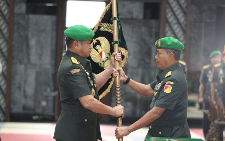 KSAD Jenderal TNI Maruli Simanjuntak saat menyerahkan Pataka kepada Mayjen TNI Mirza Agus selaku Pangdam XIIIMerdeka pada kegiatan serahterima Jabatan Pangdam XIII/Merdeka
