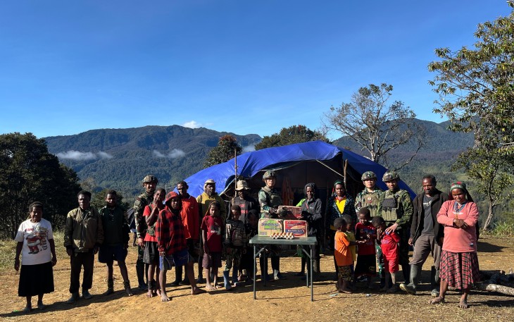 Satgas Yonif 700/WYC Pos Eromaga saat Gelar Anjangsana di tempat pengungsian warga Kampung Eronggobak, Distrik Omukia, Kabupaten Puncak.