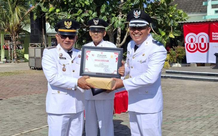 Kades Bantur Nanang Kosim saat menerima Penghargaan.