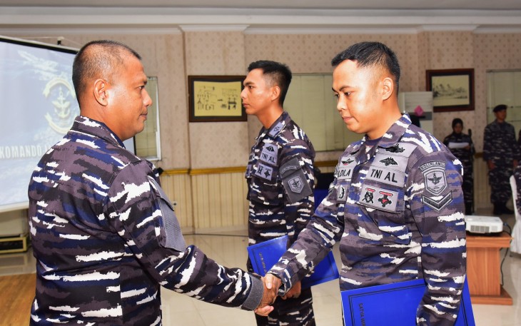 Kadissenlek Kolinlamil, Askomlek Kasal saat Tutup Pelatihan Teknis Operator Radar Navigasi dan Gyro 2025.