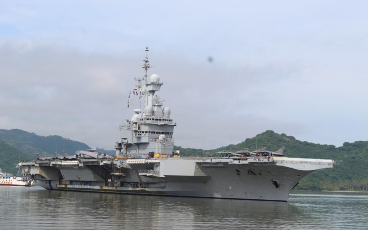 Kapal Perang Asing asal negara Prancis Charles De Gaulle (R91) saat tiba di Pelabuhan Gili mas Desa Labuan Tereng, Lembar, Lombok Barat, Nusa Tenggara Barat (NTB), Selasa (28/01). 