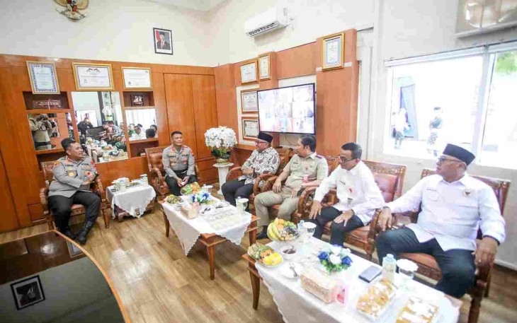 Kapolda Kepri Irjen Pol Asep Safrudin, S.I.K., M.H., beserta istri, Detta Asep Safrudin, saat melakukan kunjungan kerja di Polresta Tanjungpinang, Sabtu (16/8/2025).