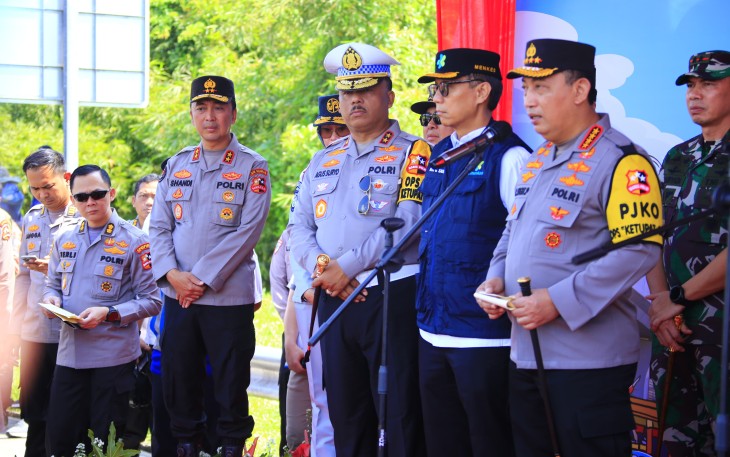 Kapolri Jenderal Pol. Listyo Sigit Prabowo saat memimpin langsung flag off atau pelepasan one way nasional dari Km 414 Gerbang Tol Kalikangkung sampai Km 70 Gerbang tol Cikampek Utama. 