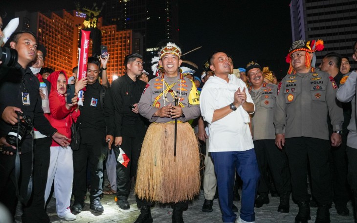 Kapolri Jenderal Listyo Sigit Prabowo bersama Mensesneg Prasetyo Hadi meninjau karnaval budaya, pertunjukan drone dan kembang api, serta panggung rakyat.