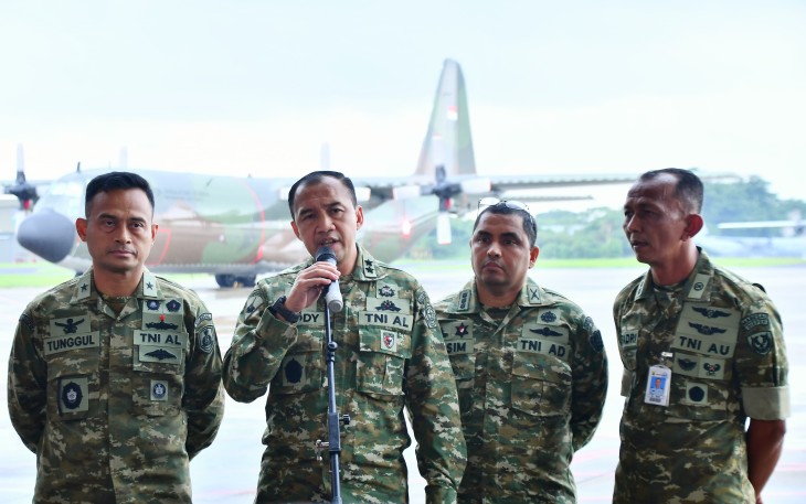 Kapuspen TNI Mayjen TNI (Mar) Freddy Ardianzah didampingi Kadispenal Laksma TNI Tunggul serta perwakilan Dinas Penerangan TNI AD dan TNI AU dalam keterangan pers di Lanud Halim Perdanakusuma, Jakarta Timur, Sabtu (5/12/2025).