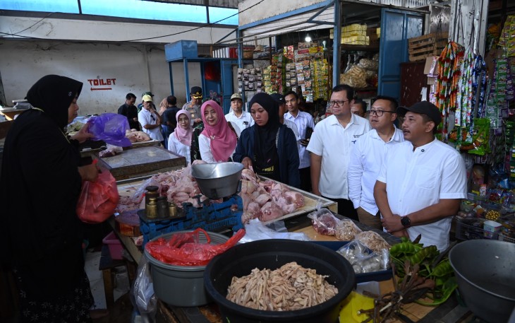 Bupati Karanganyar Rober Christanto didampingi Wakil Bupati Karanganyar Adhe Eliana, saat melakukan sidak harga bahan pokok di Pasar Karangpandan, Jumat  (14/3/2025)