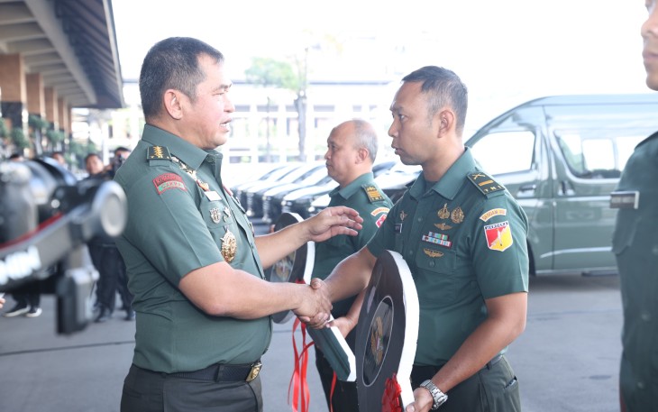 Kasad Jenderal TNI Maruli Simanjuntak, M.Sc., saat menyerahkan bantuan rumah non dinas dan santunan pendidikan kepada para Warakawuri serta prajurit yang mengalami cacat akibat penugasan operasi.