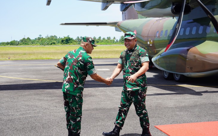 Kasad saat tiba di Bandara Fatmawati Soekarno dan disambut hangat Danrem 041/Gamas Brigadir Jenderal TNI Rachmad Zulkarnaen, S.I.P. 