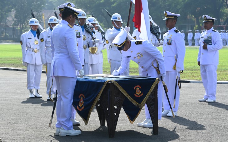 Kepala Staf Angkatan Laut (Kasal) Laksamana TNI Dr. Muhammad Ali secara resmi melantik 201 Perwira Pertama lulusan Pendidikan Pembentukan Perwira (Diktukpa) TNI AL Angkatan 54 TA. 2024, bertempat di Lapangan Laut Maluku Komando Pembinaan Doktrin, Pendidikan dan Latihan TNI AL (Kodiklatal), Bumimoro Surabaya, Jumat (21/02)