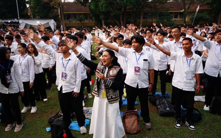 Kebersamaan Rektor UKSW Profesor Intiyas Utami dengan mahasiswa baru dalam acara Inaugurasi Orientasi Mahasiswa Baru (OMB) 2025 