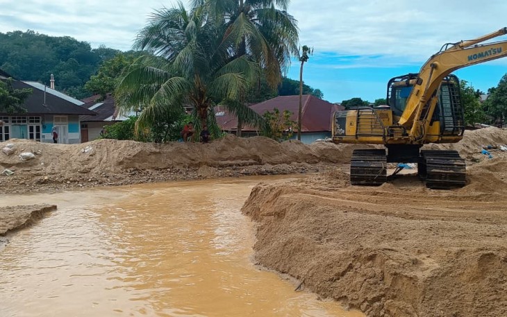 Kegiatan normalisasi Sungai Aek Doras menjadi prioritas dalam penanganan darurat banjir di Kota Sibolga untuk mengembalikan kondisi lingkungan secara bertahap, Kamis (1812). Sumber: BNPB