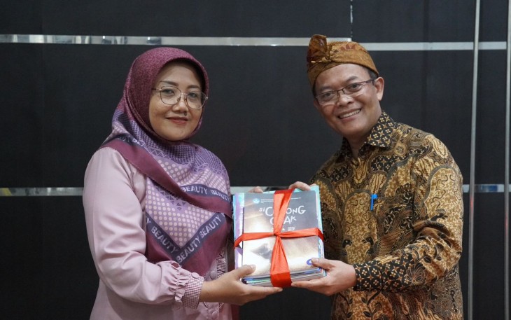 Kepala Badan Bahasa, Hafidz Muksin, meninjau langsung pelaksanaan kegiatan Pelatihan Guru Utama Revitalisasi Bahasa Daerah (RBD) jenjang SD dan SMP se-provinsi Jawa Barat yang berlangsung di Lembang, Jawa Barat, pada Jumat (20/6).  
