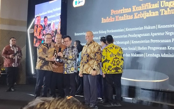 Kemendikdasmen saat Raih Penghargaan Indeks Kualitas Kebijakan Tahun 2025 Kualifikasi Unggul