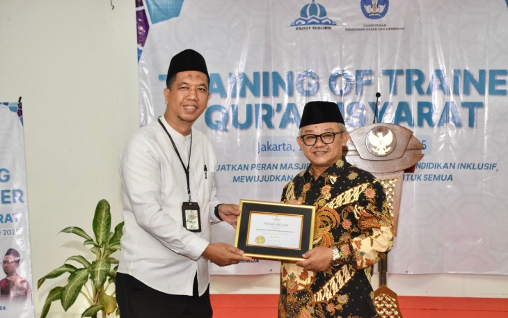 Mendikdasmen, Prof. Abdul Mu’ti saat terima Penghargaan UPZ Award 2025