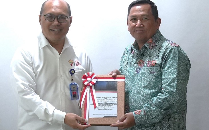 Sekretaris Kementerian Koperasi (Seskemenkop) Ahmad Zabadi saat menerima LHP Kepatuhan atas Penyaluran Dana Bergulir di Kantor BPK RI, Jakarta, Kamis (17/4).