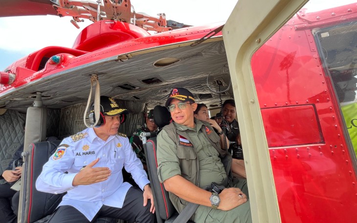 Kepala BNPB Letjen TNI Dr. Suharyanto S.Sos., M.M., bersama Menteri Lingkungan Hidup Hanif Faisol, Kepala BMKG Prof. Ir. Dwikorita Karnawati, M.Sc., Ph.D dan Gubernur Jambi Dr. Al Haris, S.Sos, MH melakukan tinjauan udara lokasi titik api di Desa Gambut Jaya, Kecamatan Sungai Gelam, Kabupaten Muaro Jambi, Provinsi Jambi, pada Rabu (30/7).