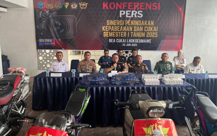 Kepala Kantor Bea Cukai Lhokseumawe, Agus Siswadi saat konferensi pers, Senin (23/06/2025).