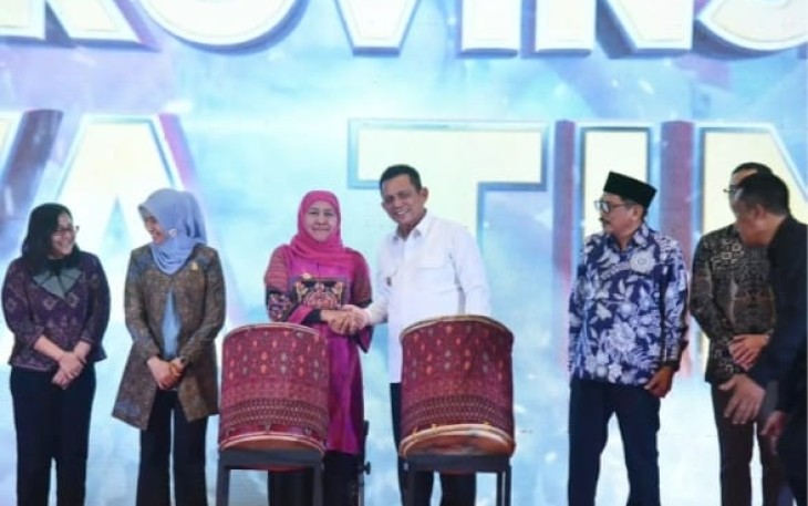 Gubernur Kepri Ansar Ahmad saat melakukan pertemuan dengan Gubernur Jawa Timur Khofifah Indar Parawansa di Ballroom Wyndham Hotel Panbil Batam, Senin (8/12/2025).