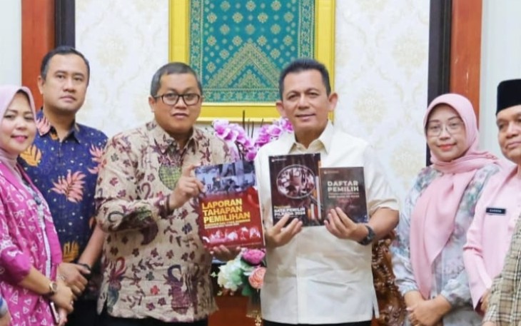 Pengembalian dana tersebut dilakukan secara langsung oleh Ketua KPU Provinsi Kepri Indrawan Susilo Prabowoadi kepada Gubernur Kepulauan Riau H. Ansar Ahmad di Gedung Daerah, Tanjungpinang, Jumat (21/3/2025)