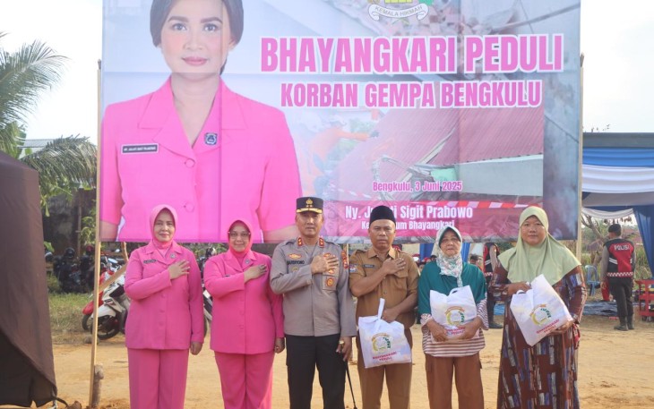 Ketua Bhayangkari Daerah Bengkulu saat Salurkan Bantuan Kemanusiaan bagi Korban Gempa