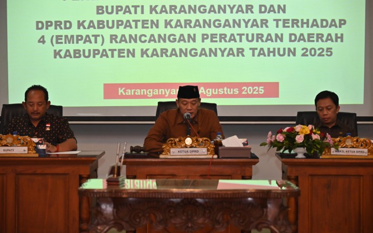 Ketua DPRD Karanganyar, Bagus Selo (tengah), memimpin Rapat Paripurna ke-17 Masa Sidang III Tahun 2025, pada Selasa (19/18/2025).