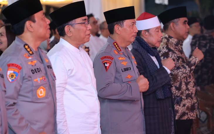 Ketua PBNU, Yahya Cholil Staquf bersama Kapolri Jenderal Listyo Sigit Prabowo di Haul Pondok Buntet Pesantren Cirebon, Sabtu (2/8/25).