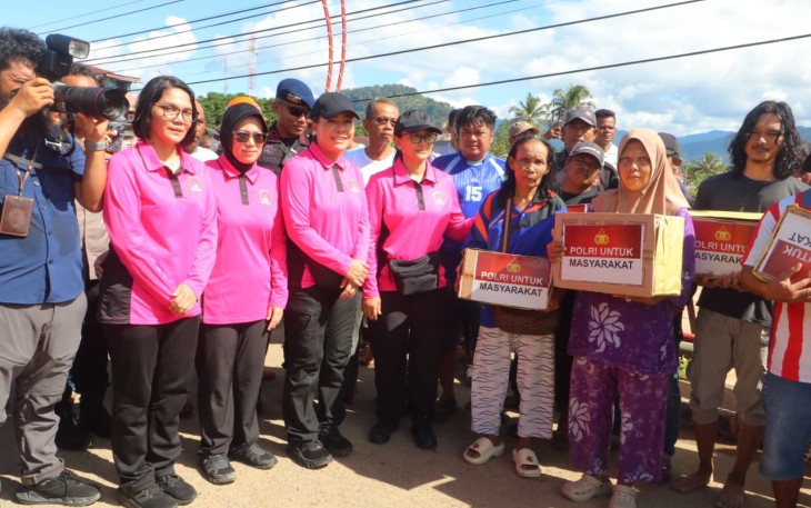 Ketum Bhayangkari Ny Juliati Sigit Prabowo mendampingi Kapolri Jenderal Listyo Sigit Prabowo saat memberikan bantuan 'Polri untuk Masyarakat' kepada korban bencana di Tapanuli Tengah, Sumatera Utara.