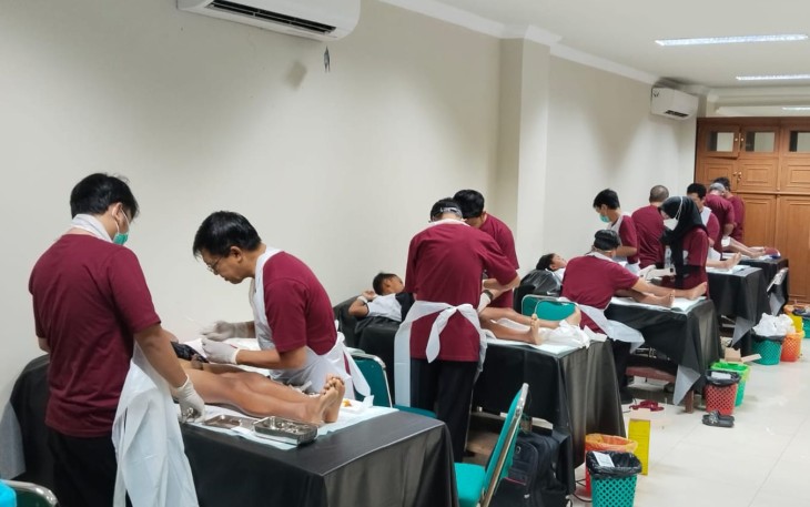 Khitanan massal gratis yang digelar Badan Amil Zakat Nasional (Baznas) Karanganyar di Aula Masjid Agung Madaniyah, Kamis (6/11/2025).