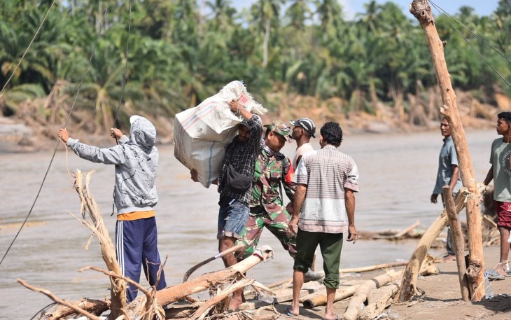 Kodam IM Gunakan Tali Kirim Bantuan ke Daerah Terisolir di Bireuen