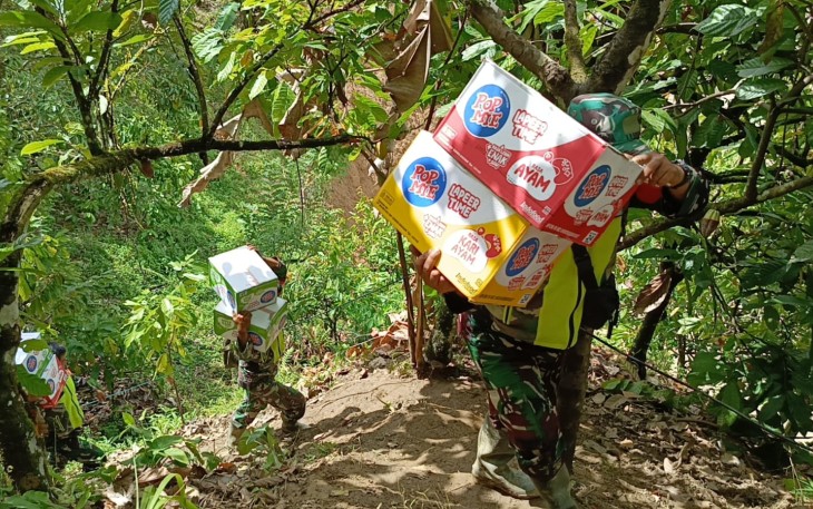 Babinsa mengantarkan bantuan logistik kepada warga terdampak bencana di Desa Rumah Bundar, Kecamatan Ketambe, Kabupaten Aceh Tenggara, Selasa (9/12/2025).