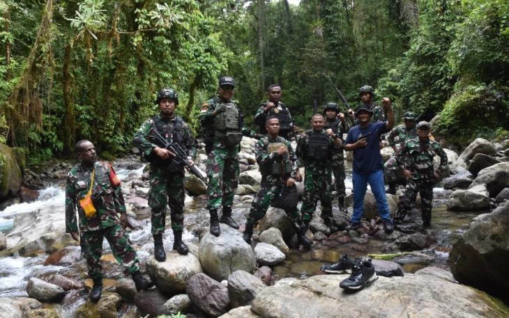 Dandim 1710/Mimika, Letkol Inf M. Slamet Wijaya, S.Sos., M.Han., M.A. memimpin anggota Kodim melaksanakan patroli wilayah, Selasa (18/02/2025)