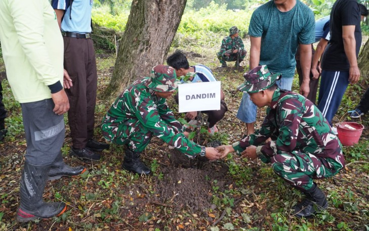 Program pembinaan lingkungan hidup bertema “Menyatu dengan Alam untuk Indonesia Hijau” yang dilaksanakan di Kelurahan Oro-Oro Ombo, Kecamatan Kartoharjo, Kota Madiun.