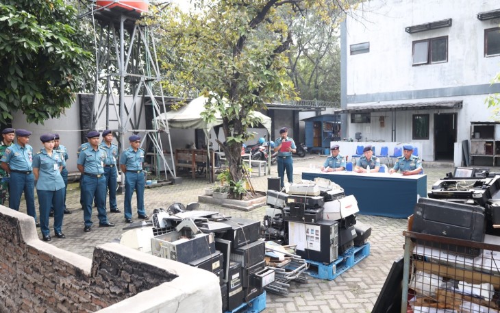 Proses pemusnahan dipimpin oleh Asisten Logistik Panglima Kolinlamil, Kolonel Laut (T) Heru R., S.T., M.Si., M.Tr.Opsla., CRMP., yang diwakili Paban BMN Slog Kolinlamil, Letkol Laut (T) Tri Wahyudianto, S.T., M.Tr.Hanla.