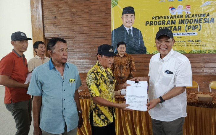Penyerahan beasiswa PIP Pelajar jenjang SD, SMP, SMA, dan SMK oleh Anggota Komisi x DPR RI, Juliyatmono, di Gedung Golkar Karanganyar, Rabu (24/12/2025).
