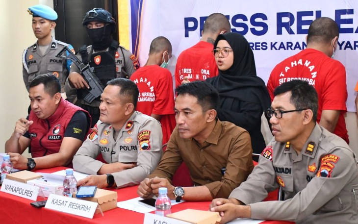 Konferensi pers di Mapolres Karanganyar, Selasa (7/10/2025), terkait penangkapan tiga tersangka pengedar narkoba dan obat keras golongan G.
