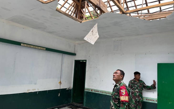 Danramil 06/ Bandar Kapten Arm Abdul Rozak tampak turun langsung memimpin jalannya pembongkaran.