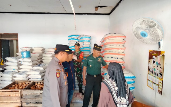 Monitoring atau pengecekan terkait beras Oplosan di wilayah kecamatan Arjosari, bertempat di Toko UD Putra Perkasa Kecamatan Arjosari, Kabupaten Pacitan, Selasa (22/7/2025).