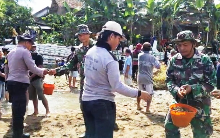 TNI-Polri dan Warga Trenggalek saat Gotong Royong Perbaiki Tanggul.