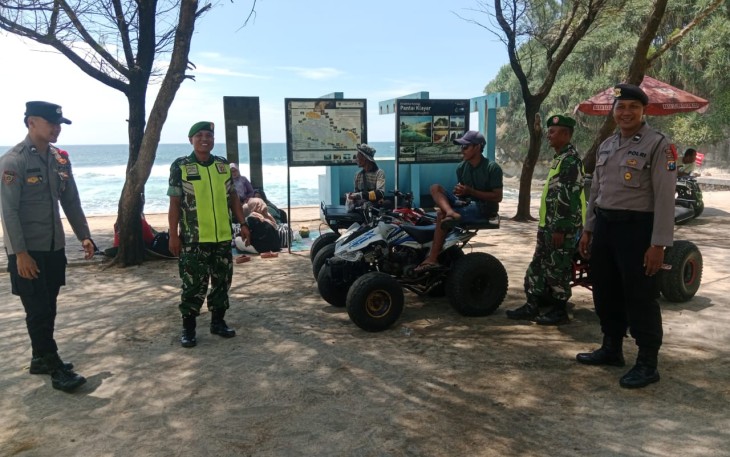 Gabungan TNI-Polri Lakukan Pengamanan Objek Wisata Pantai Klayar