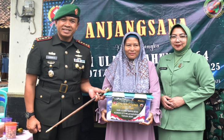 Korem Wijayakusuma Berbagi Kasih kepada Warakawuri 