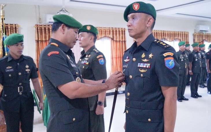 Danrem 121/Abw Brigjen TNI Purnomosidi, S.I.P., M.A.P., M.Han., memimpin Acara Serah Terima Jabatan dan Tradisi Kasiintel Kasrem 121/Abw, bertempat di Aula Kodim 1207/Ptk, Pontianak, Kalimantan Barat, Senin (24/02/2025).