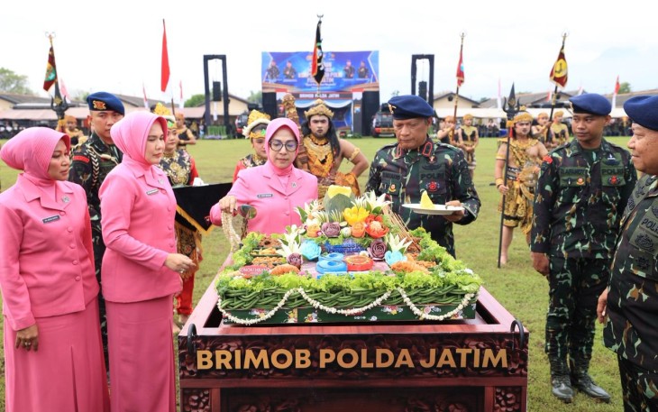 Potong tumpeng HUT ke-80 Korps Brimob Polri di Mako Kompi 3 Batalyon A Pelopor Satbrimob Polda Jawa Timur, Jumat (14/11/2025). 