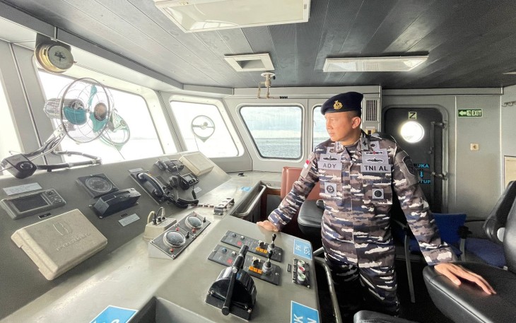  Kolonel Laut (P) Ady Dharmawan, S.IP., P.S.C., melaksanakan peninjauan unsur Kapal Angkatan Laut (KAL) yang lagi sandar di Dermaga Kota Tua Penagi Kabupaten  Natuna Provinsi Kepulauan Riau. Senin 01/09/2025.