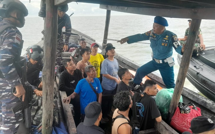 Tim First One Quick Response (F1QR) Lanal Tanjung Balai Asahan saat melakukan pengamanan, Senin (5/5).