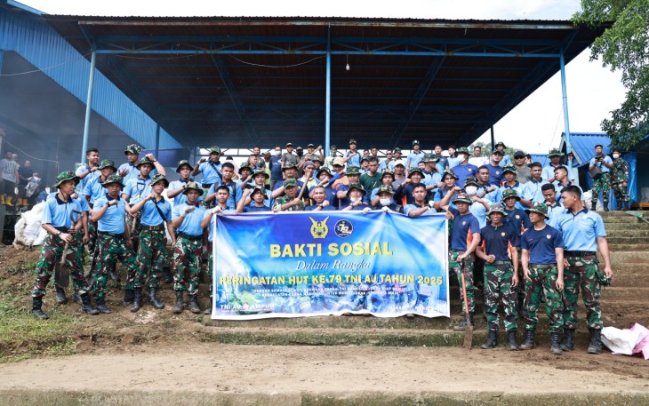 Lanud Sultan Hasanuddin Gelar Bakti Sosial Dengan Membersihkan TPI Maros