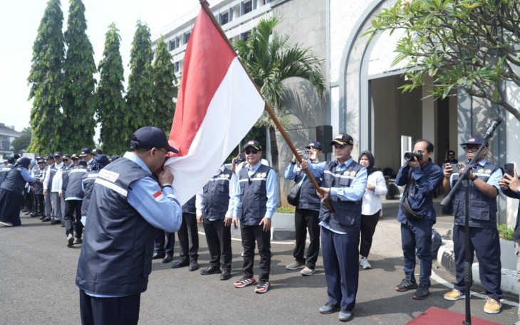 Pelepasan petugas haji ditandai dengan penyerahan bendera merah putih.