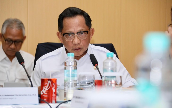 Menteri Dalam Negeri (Mendagri) Muhammad Tito Karnavian saat Rapat Satuan Tugas (Satgas) Pemulihan Pascabencana di Kota Banda Aceh, Aceh, Selasa (30/12/2025).
