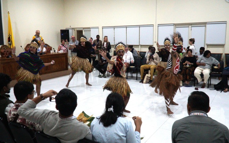 Mahasiswa Papua menampilkan tari tradisional di hadapan peserta International Union of Prehistoric and Protohistoric Sciences (UISPP) 2025 di Grha Kartini, UKSW. 