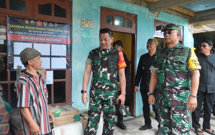 Marsma TNI Ignatius Wahyu Anggono (kanan), saat meninjau lokasi TMMD Reguler ke-126 di Desa Bandardawung, Tawangmangu, Karanganyar, Kamis (30/10/2025).