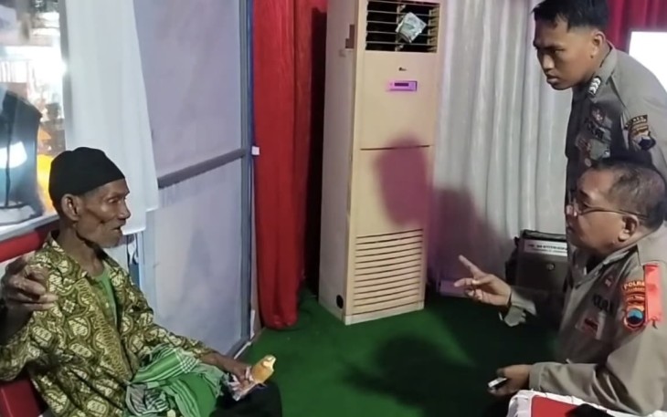 Mbah Subianto saat berada di Polsek Plaosan sebelum diantar ke rumah keluarganya di Desa Junkie, Kabupaten Magetan, Jawa Timur. (Foto: Istimewa)